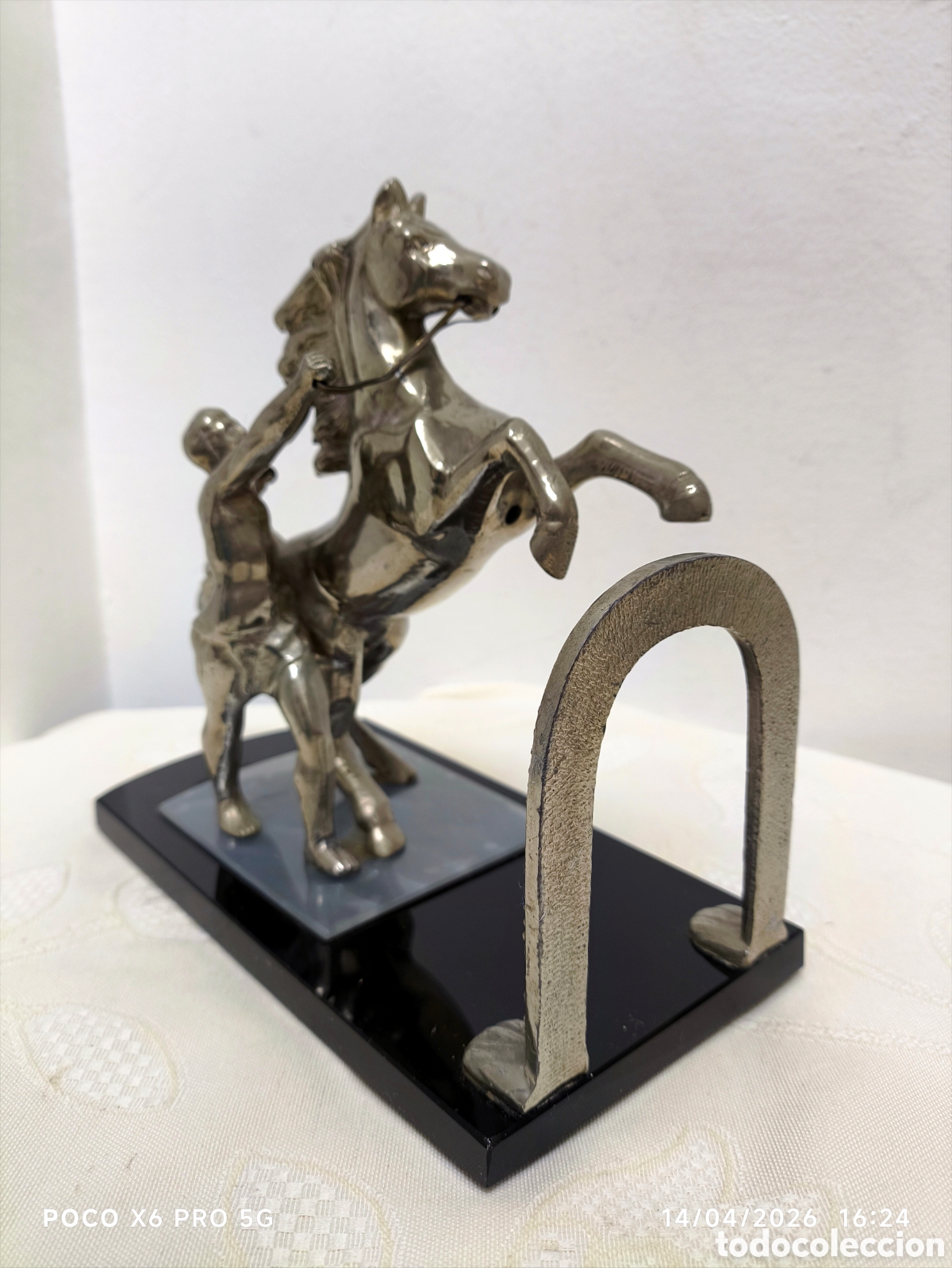 Antig&uuml;edades: escultura vintage de metal cromado&nbsp;que representa a un&nbsp;entrenador o domador de caballos romano. El d