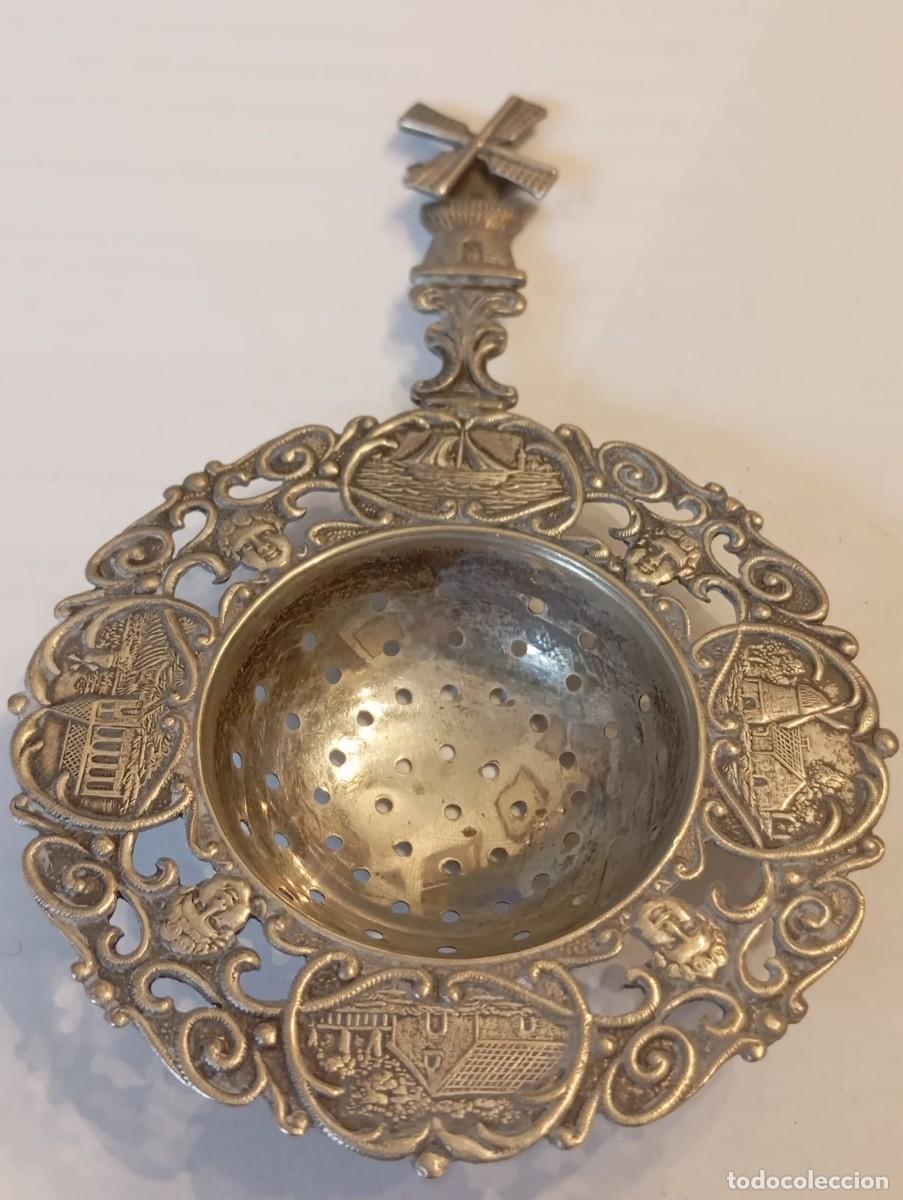 Oggetti Antichi: Colador de t&eacute; antiguo holand&eacute;s con detalles ornamentales en plata siglo XIX - XX