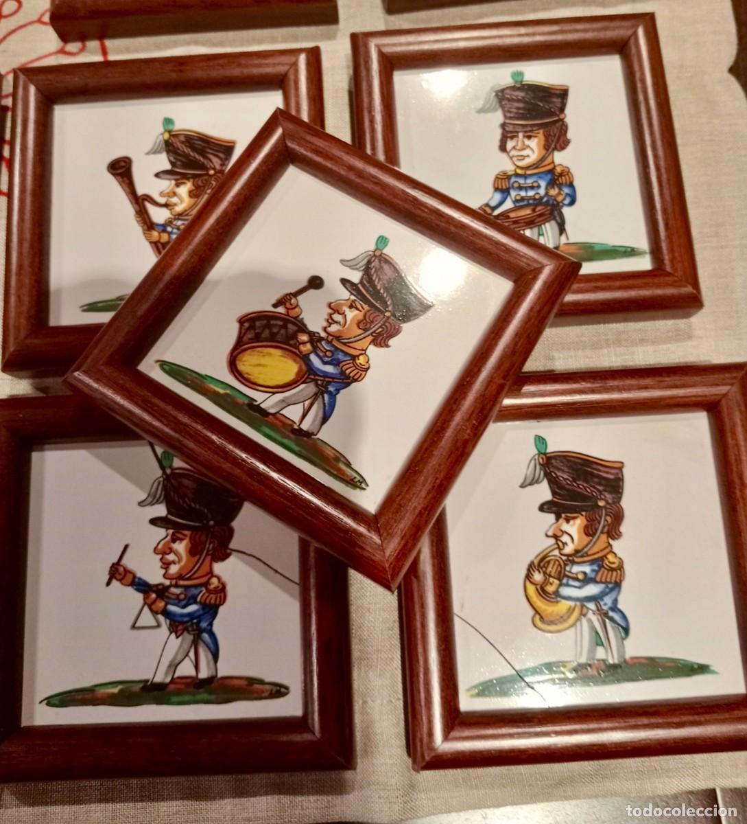 Oggetti Antichi: Miniaturas de azulejo con banda militar de m&uacute;sica - uniformes de gala