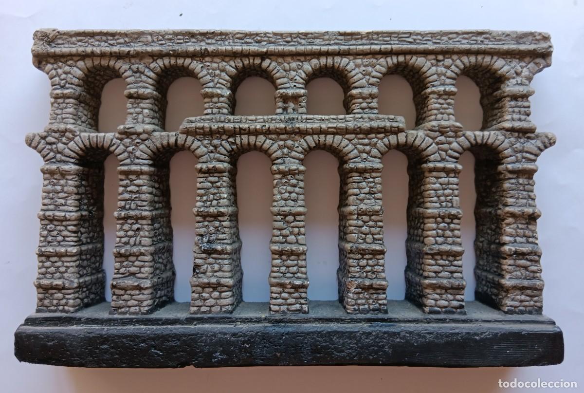 Antiguidades: ANTIGUO RECUERDO DE SEGOVIA. VINTAGE. ACUEDUCTO. MEDIDAS PEANA: 26 X 4. ALTURA: 16,5.