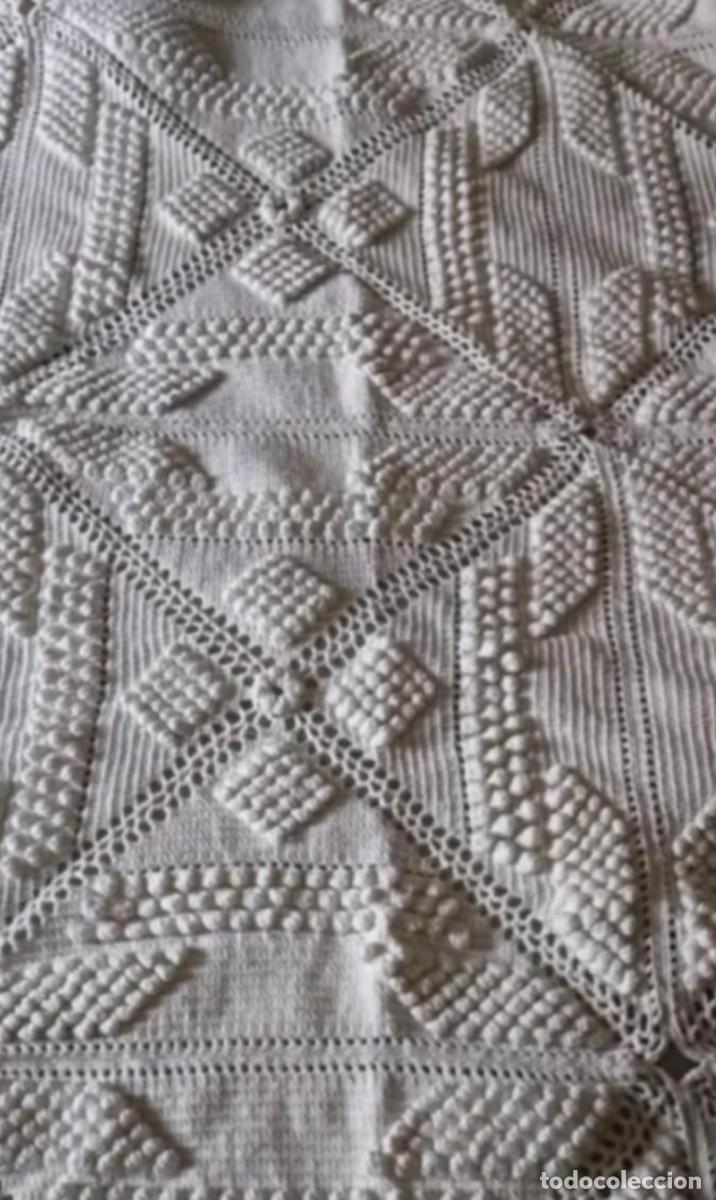 Antig&uuml;edades: Colcha ganchillo blanco hecha a mano - Foto 1