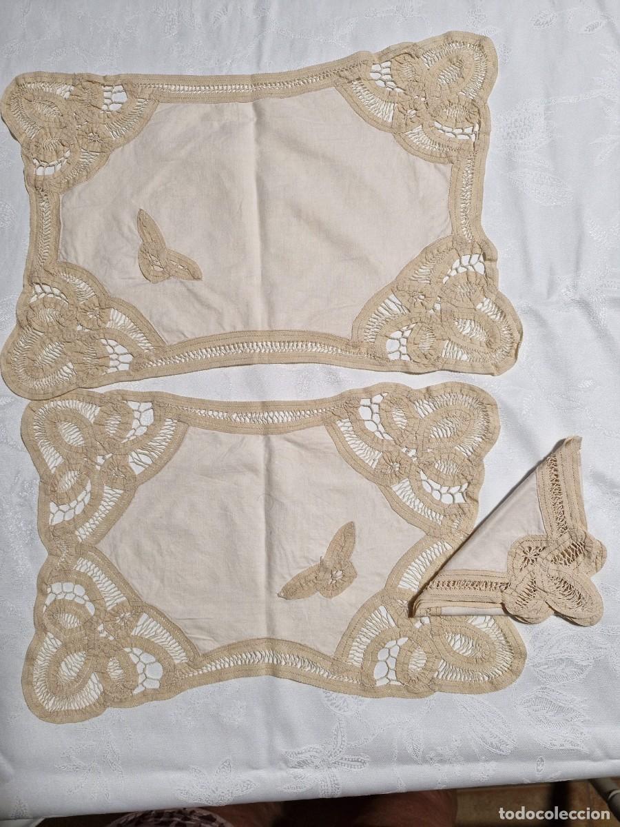 Antig&uuml;edades: DOS CUBREBANDEJAS CON ENCAJE Y SERVILLETA