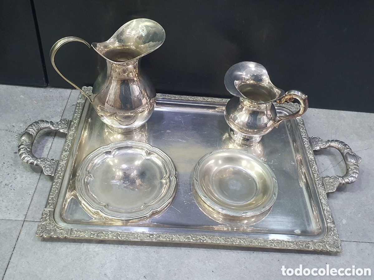 Antig&uuml;edades: Conjunto bandeja y jarras de metal plateado. (L98)