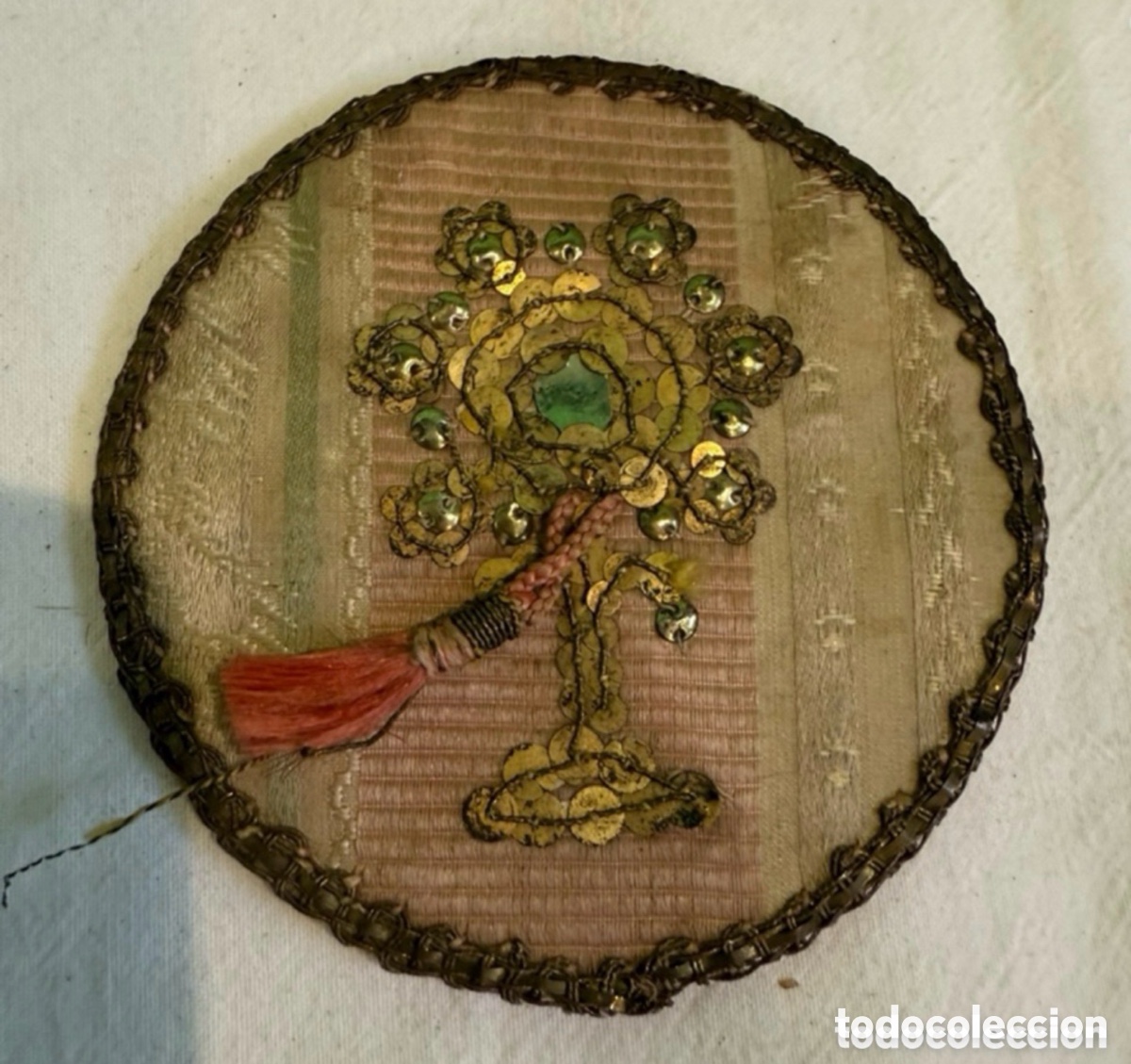 Antig&uuml;edades: Antigua hijuela o palia para c&aacute;liz - Bordado religioso en hilo met&aacute;lico - Siglo XIX