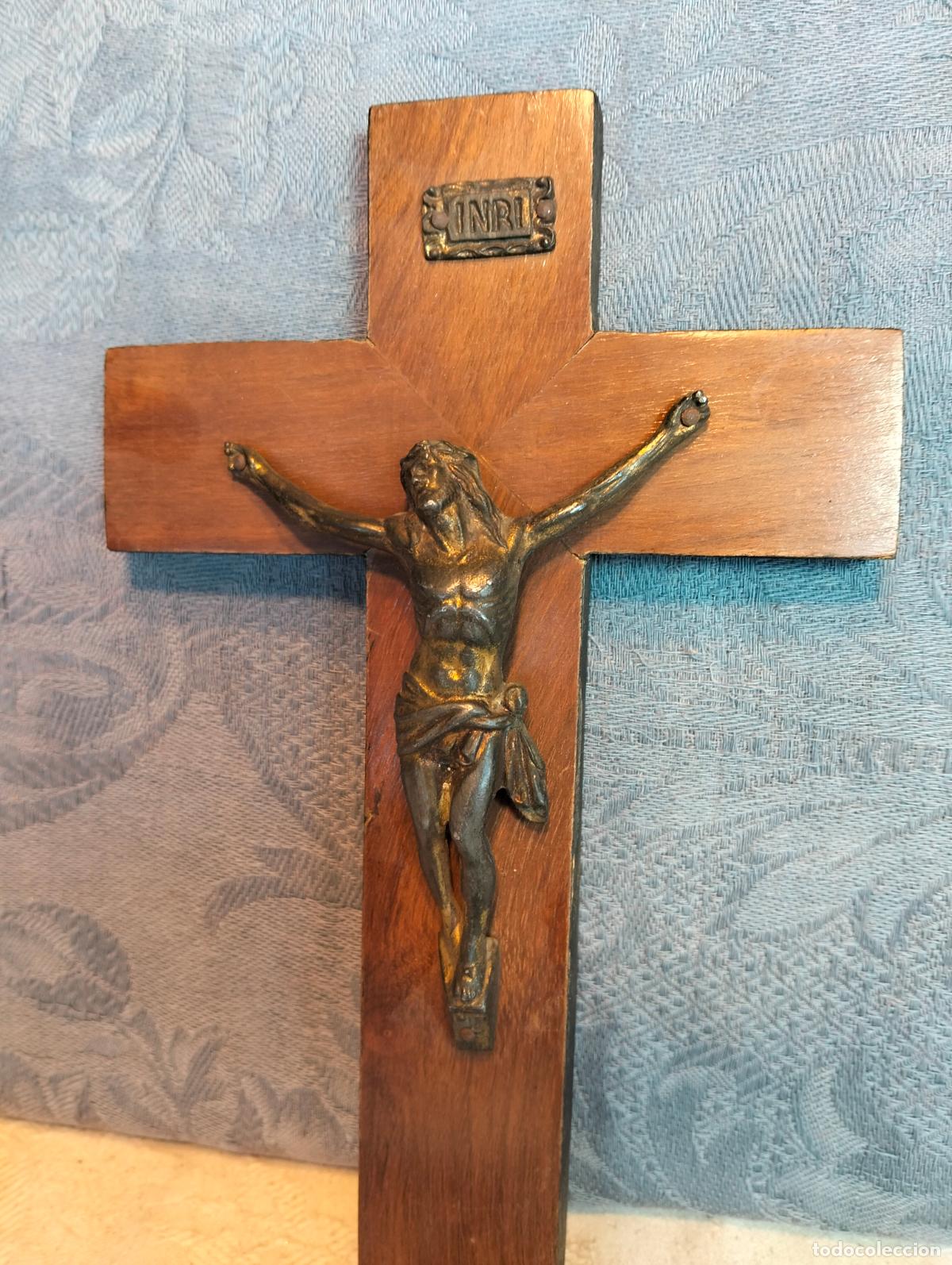 Oggetti Antichi: Crucifijo antiguo de madera Jes&uacute;s crucificado de metal Inri cruz para colgar en la pared a&ntilde;os 60-70