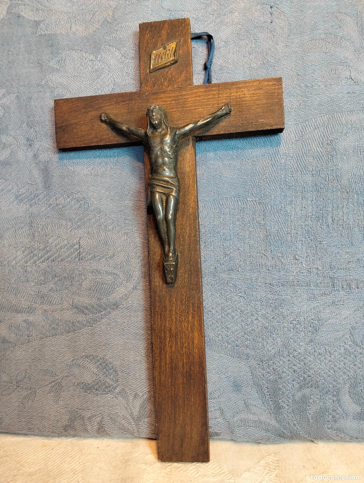 Antig&uuml;edades: Crucifijo antiguo de madera Jes&uacute;s crucificado de metal Inri cruz para colgar en la pared a&ntilde;os 50-60