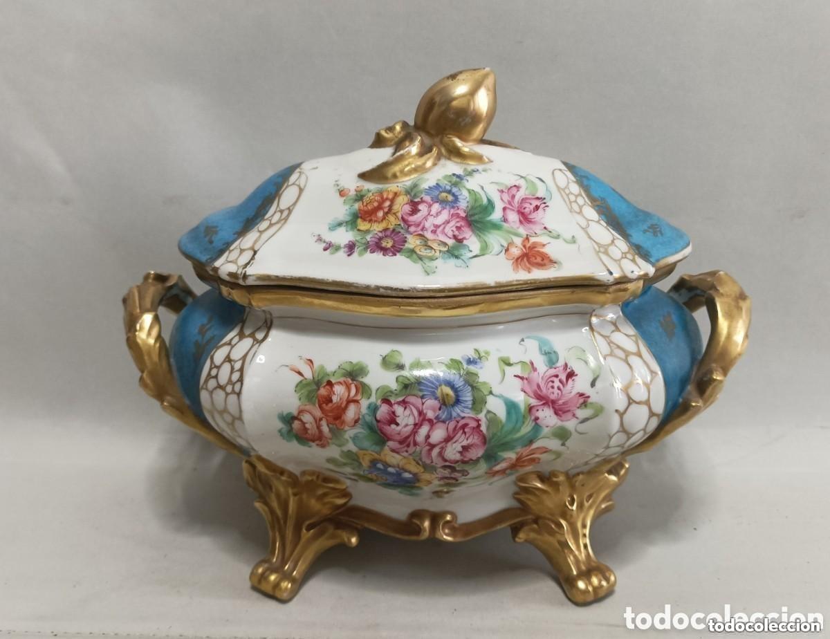 Antiques: Sopera ovalada y tapa de porcelana de pasta blanda, de Sevres