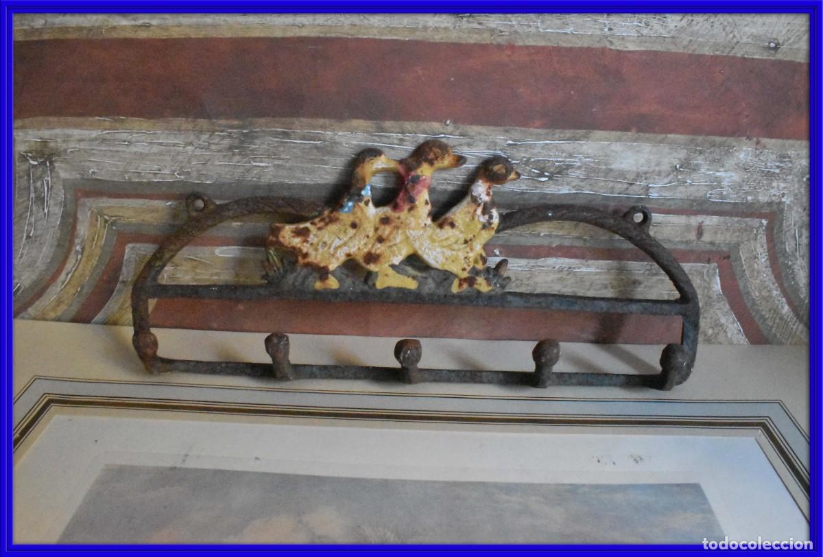 Antig&uuml;edades: Percha de hierro adornada con patitos - Foto 1