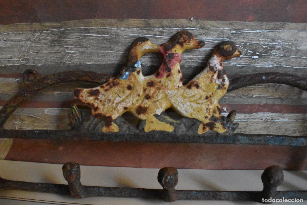 Antig&uuml;edades: Percha de hierro adornada con patitos - Foto 2