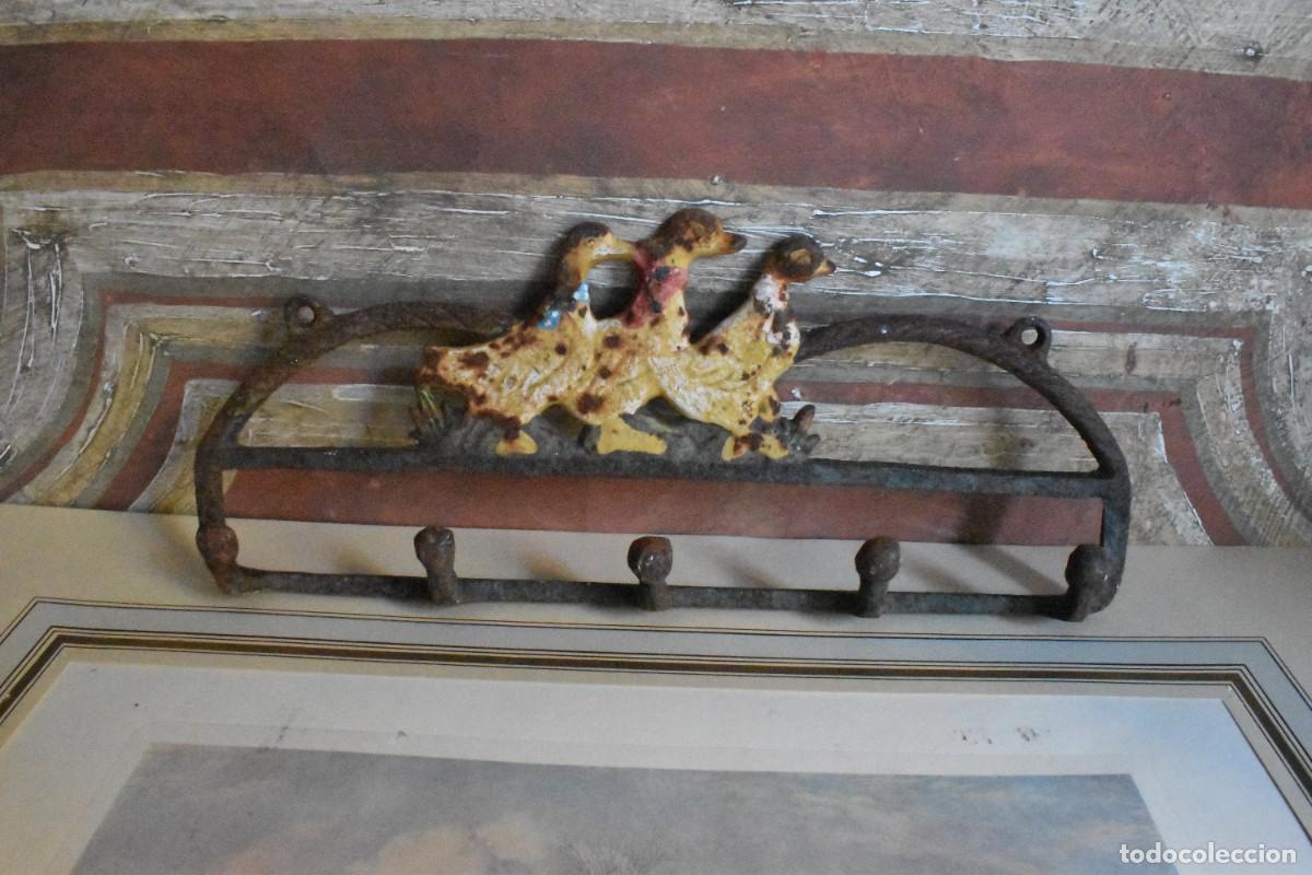 Antig&uuml;edades: Percha de hierro adornada con patitos - Foto 6