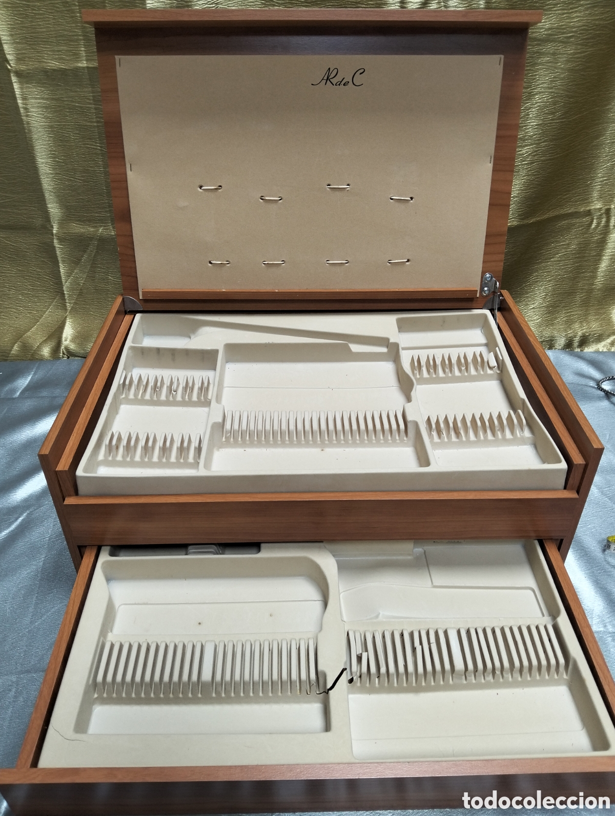 Antig&uuml;edades: Fant&aacute;sticaCaja graande madera para cuberter&iacute;a