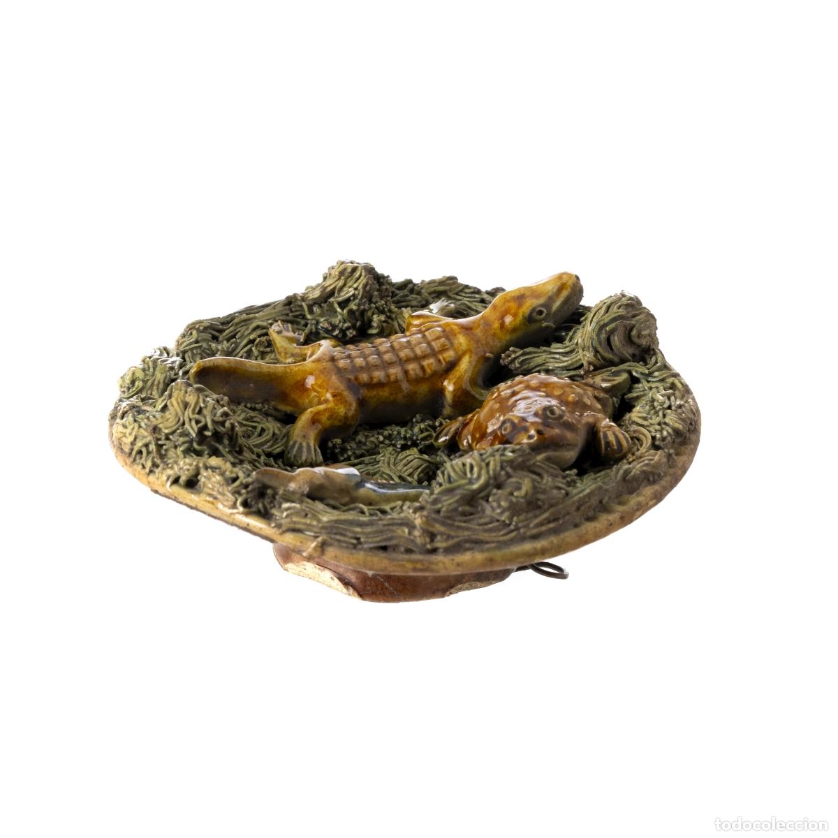 Antiguidades: Plato peque&ntilde;o de loza con la inscripci&oacute;n Reptiles.