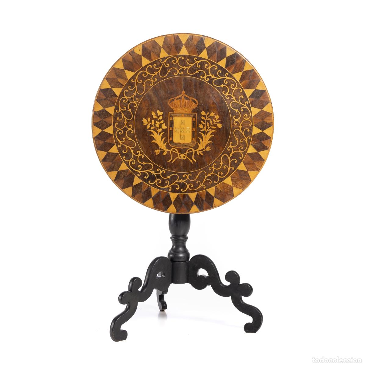 Antiquit&auml;ten: Mesita auxiliar con el Escudo Real Portugu&eacute;s.