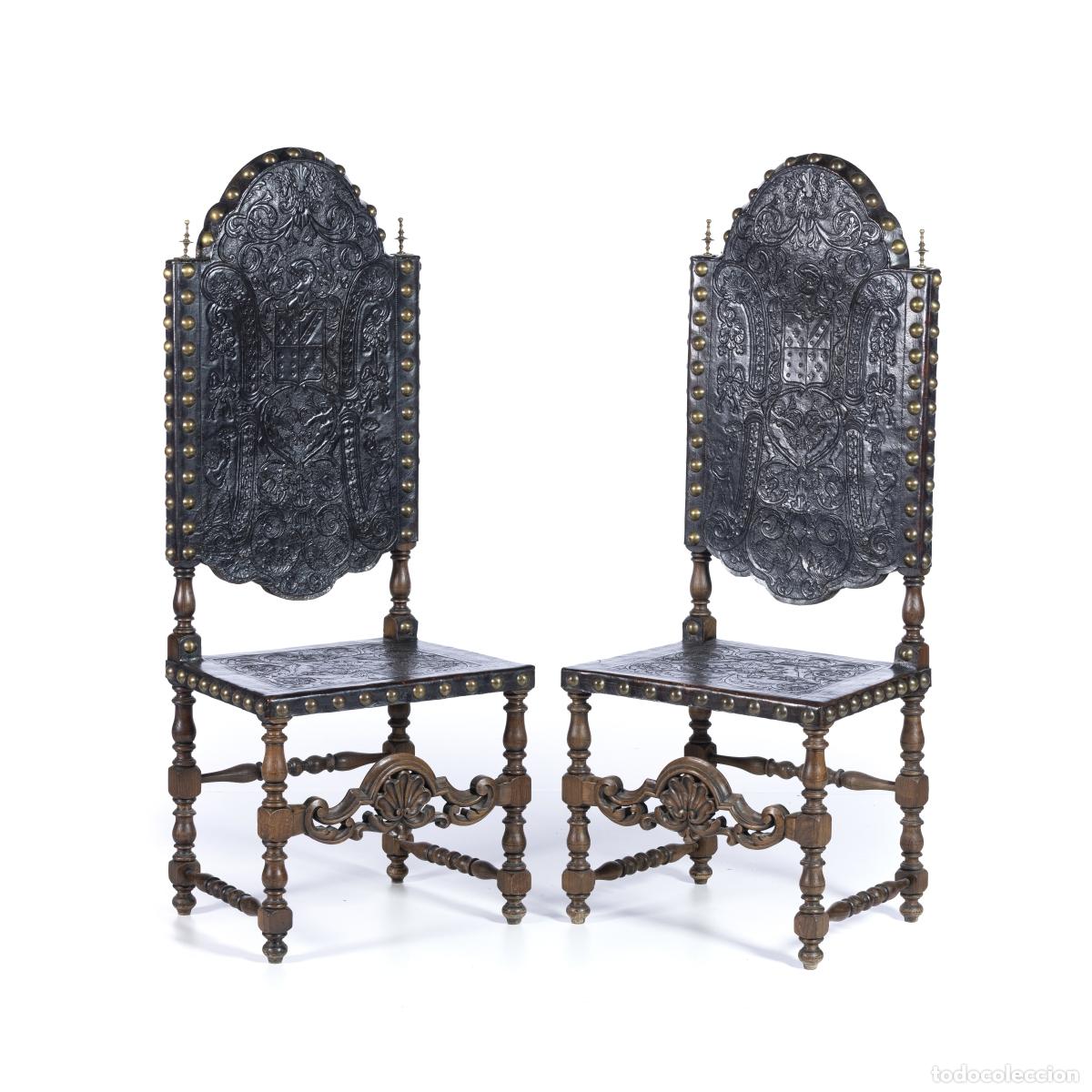 Antig&uuml;edades: PAR DE SILLAS DE RESPALDO ALTO CON ESCUDOS DE ARMAS