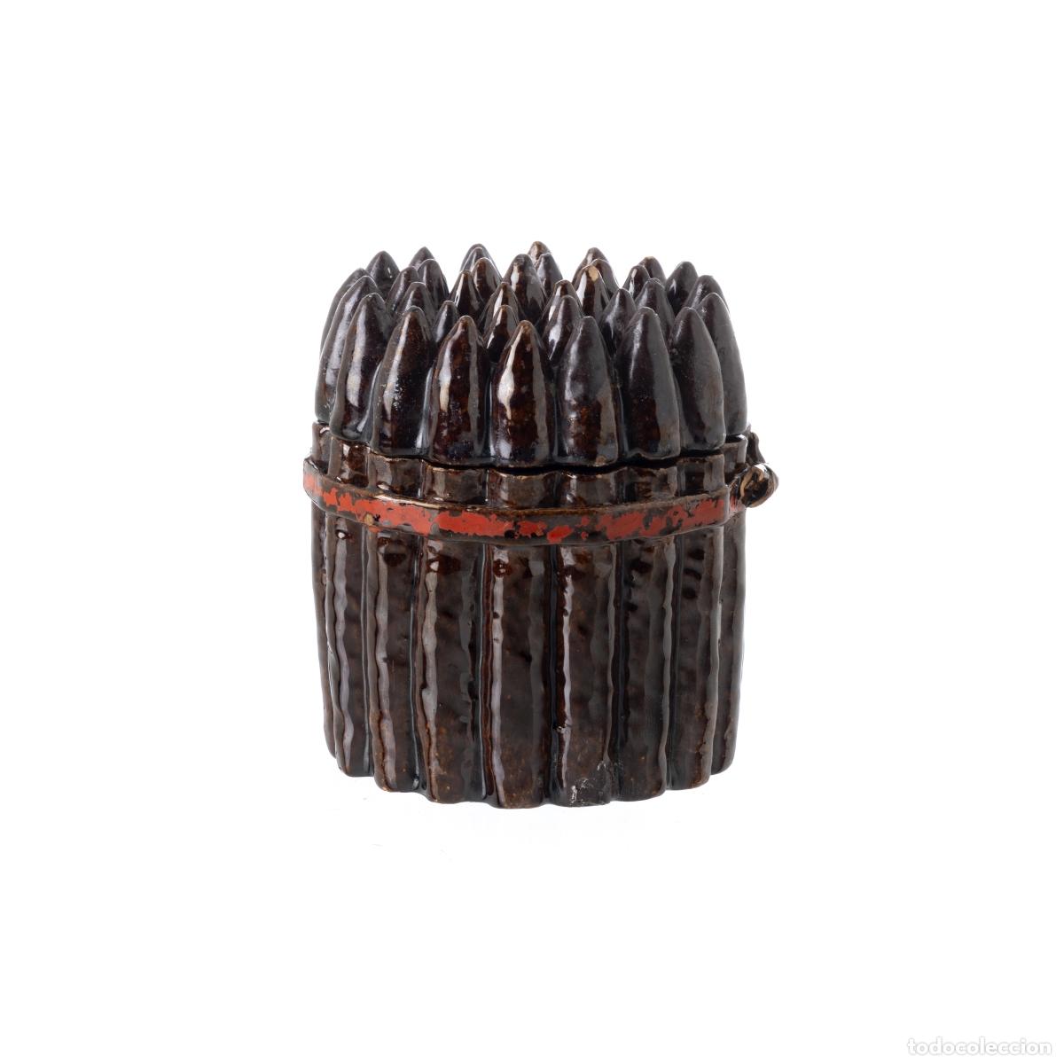 Antiquit&eacute;s: Caja de barro con tapa, dise&ntilde;o de esp&aacute;rragos.