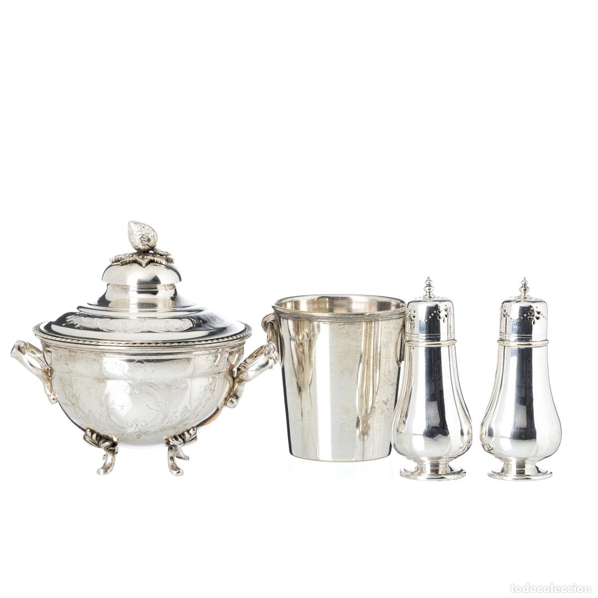 Antiguidades: LOTE DE TRES PIEZAS EN UNA CONCHA