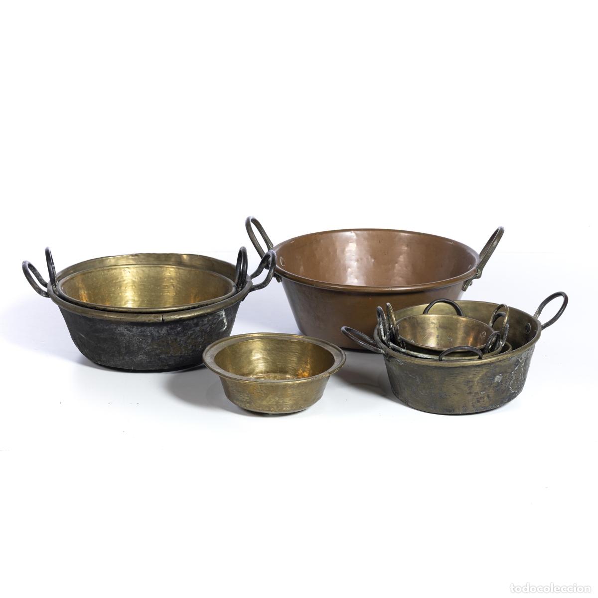 Antiguidades: JUEGO DE OCHO OLLAS Y UN RECIPIENTE