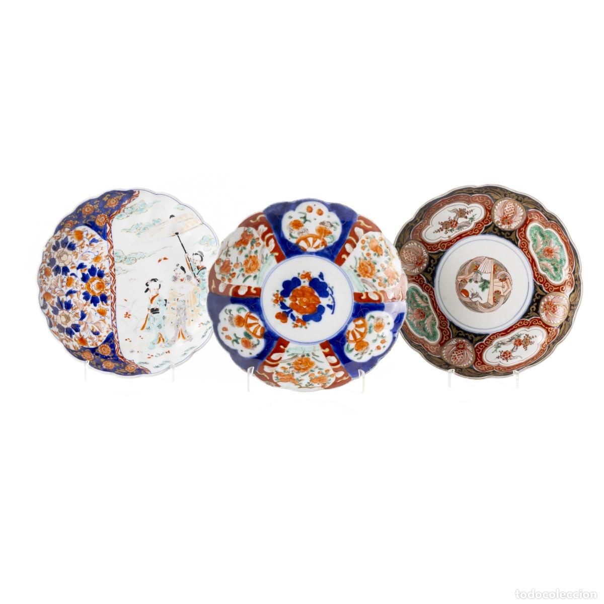 Antig&uuml;edades: TRES PLACAS CON BORDES RANURADOS