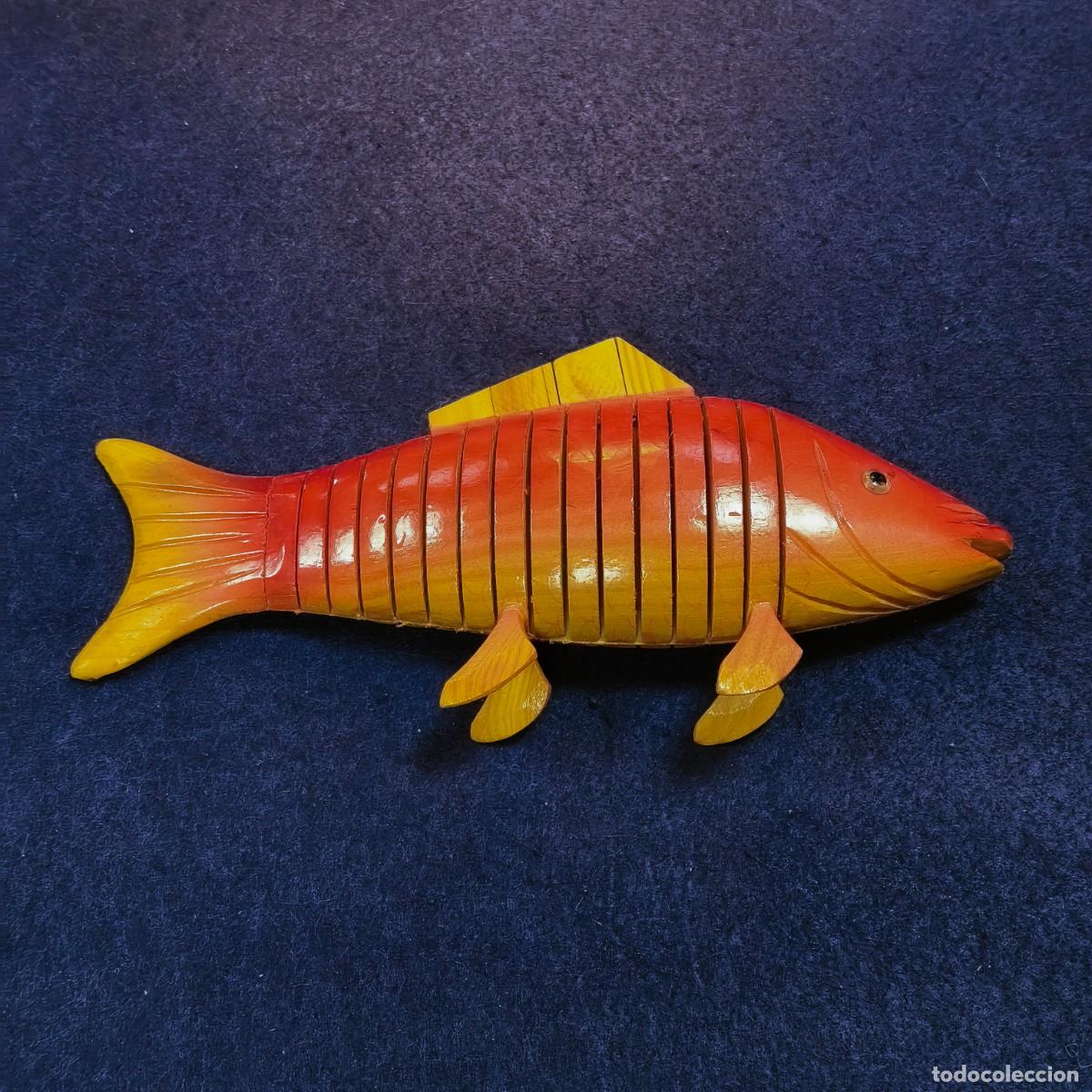 Antiguidades: GRAN PEZ ARTICULADO DE MADERA DECORADA. MED. 26 X 13 CMS