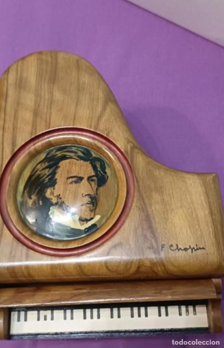 Antiquit&auml;ten: Antiguo joyero con forma de piano.