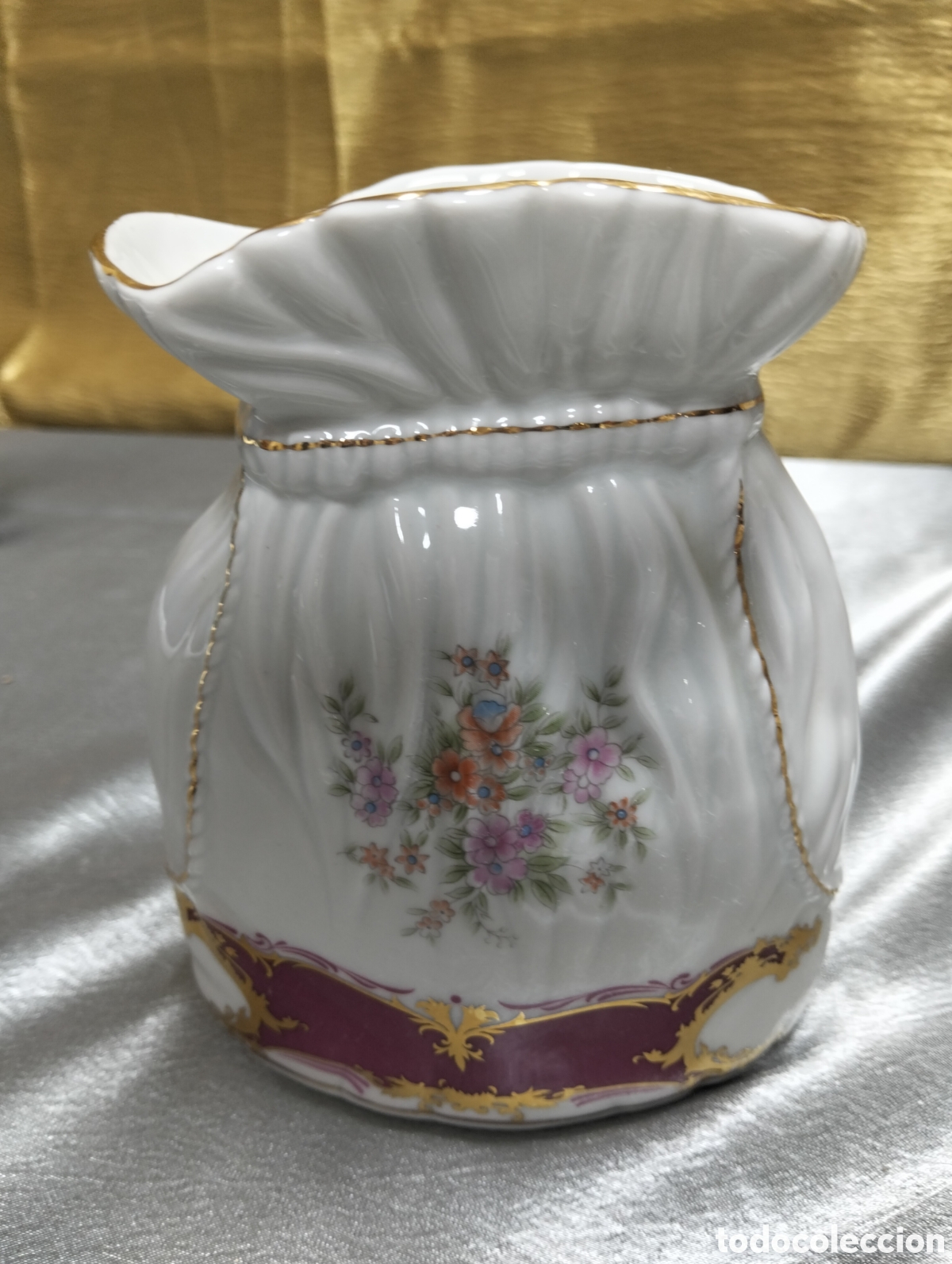 Antig&uuml;edades: o violetero de porcelana con un dise&ntilde;o que imita la forma de una bolsa o saco atado, caracter&iacute;stico