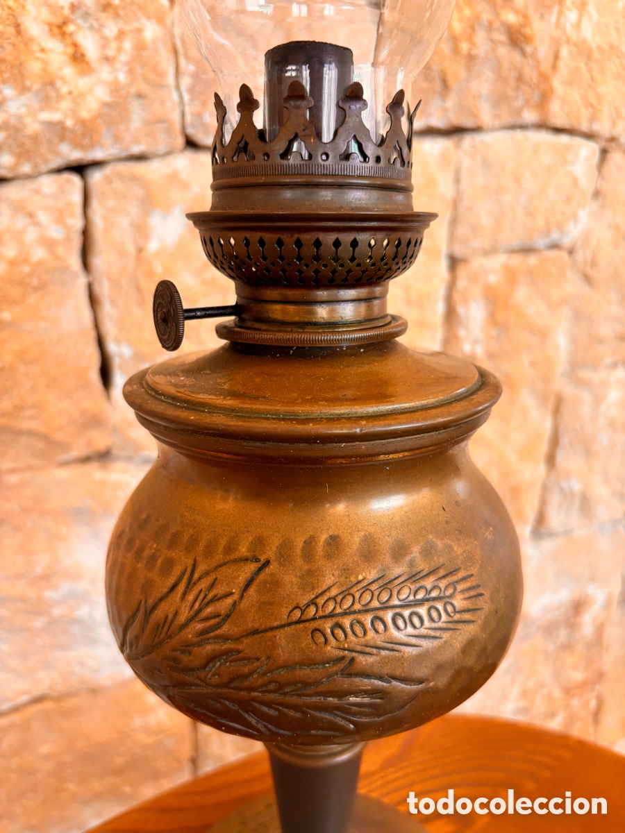Antig&uuml;edades: L&aacute;mpara Queroseno Kosmos H&S Lat&oacute;n Martillado Espigas Trigo Vintage