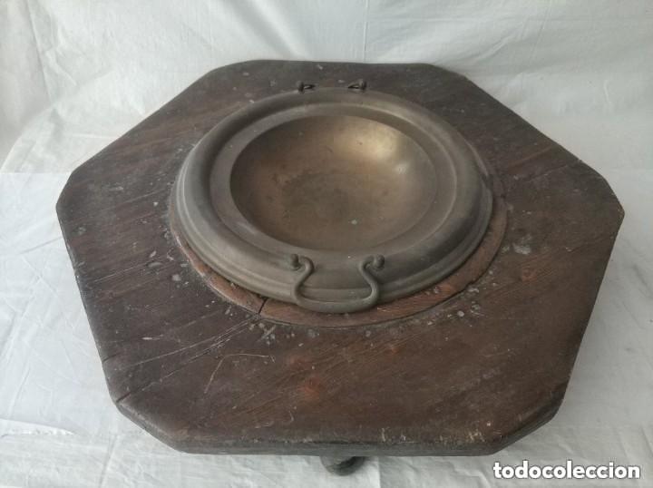 Antig&uuml;edades: Antiguo brasero de madera hexagonal y metal