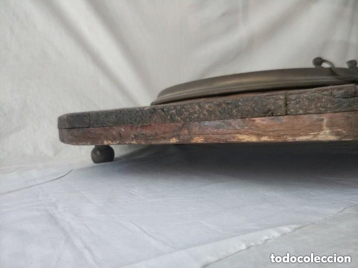 Antig&uuml;edades: Antiguo brasero de madera hexagonal y metal - Foto 4