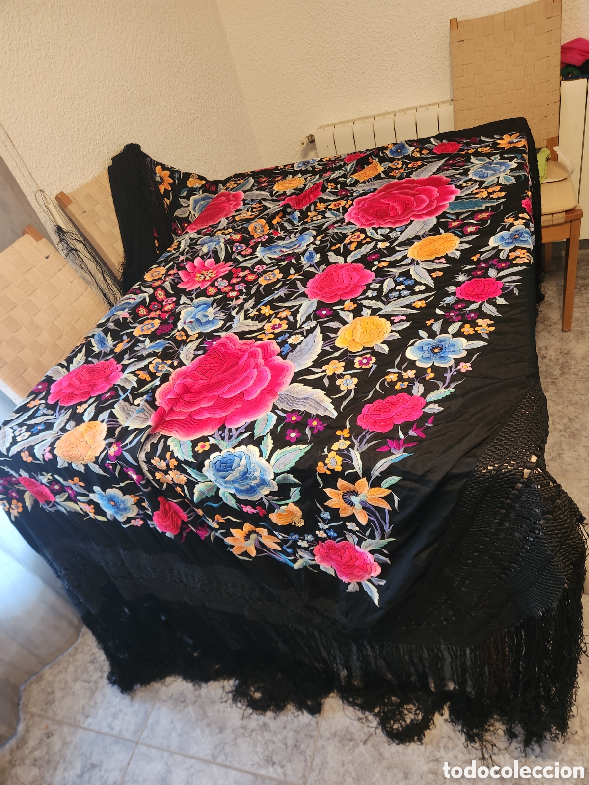 Antig&uuml;edades: GRAN MANTON DE MANILA FLORES BORDADAS. 280CM.