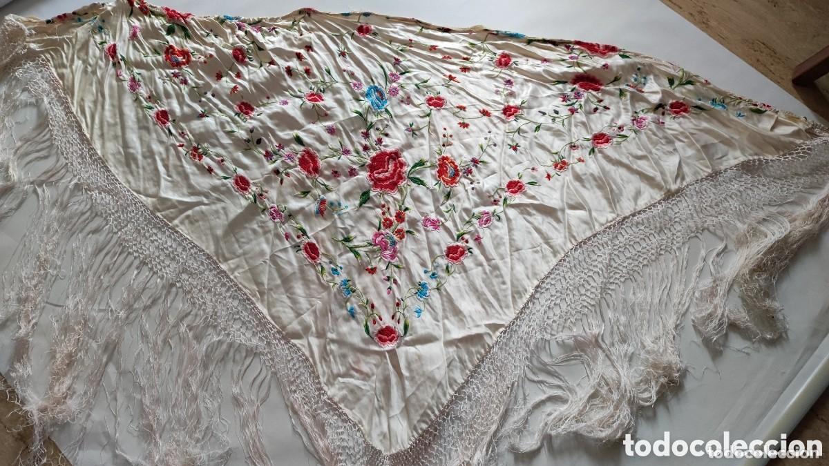 Antig&uuml;edades: Antiguo manton flores - Mantoncillo de seda bordado con flecos 145x70 cm