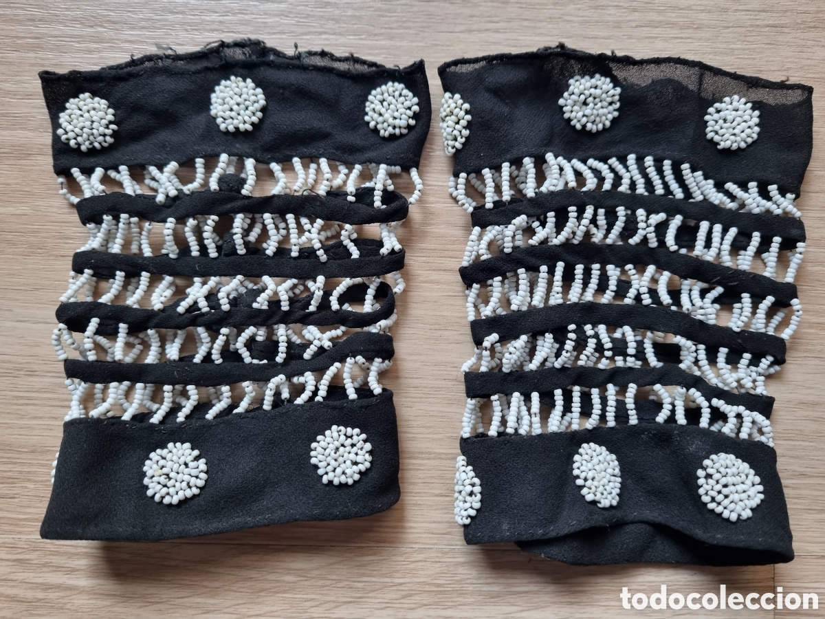 Antig&uuml;edades: Antiguas mangas terminaci&oacute;n con abalorios blancos. Principios S.XX. Piezas &uacute;nicas! Muy elegante.