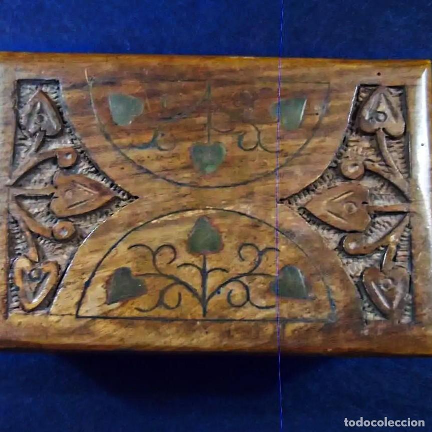 Antig&uuml;edades: GRAN CAJA DE MADERA TRABAJADA CON PIEZAS LATON. MED. 20 X 15 CMS