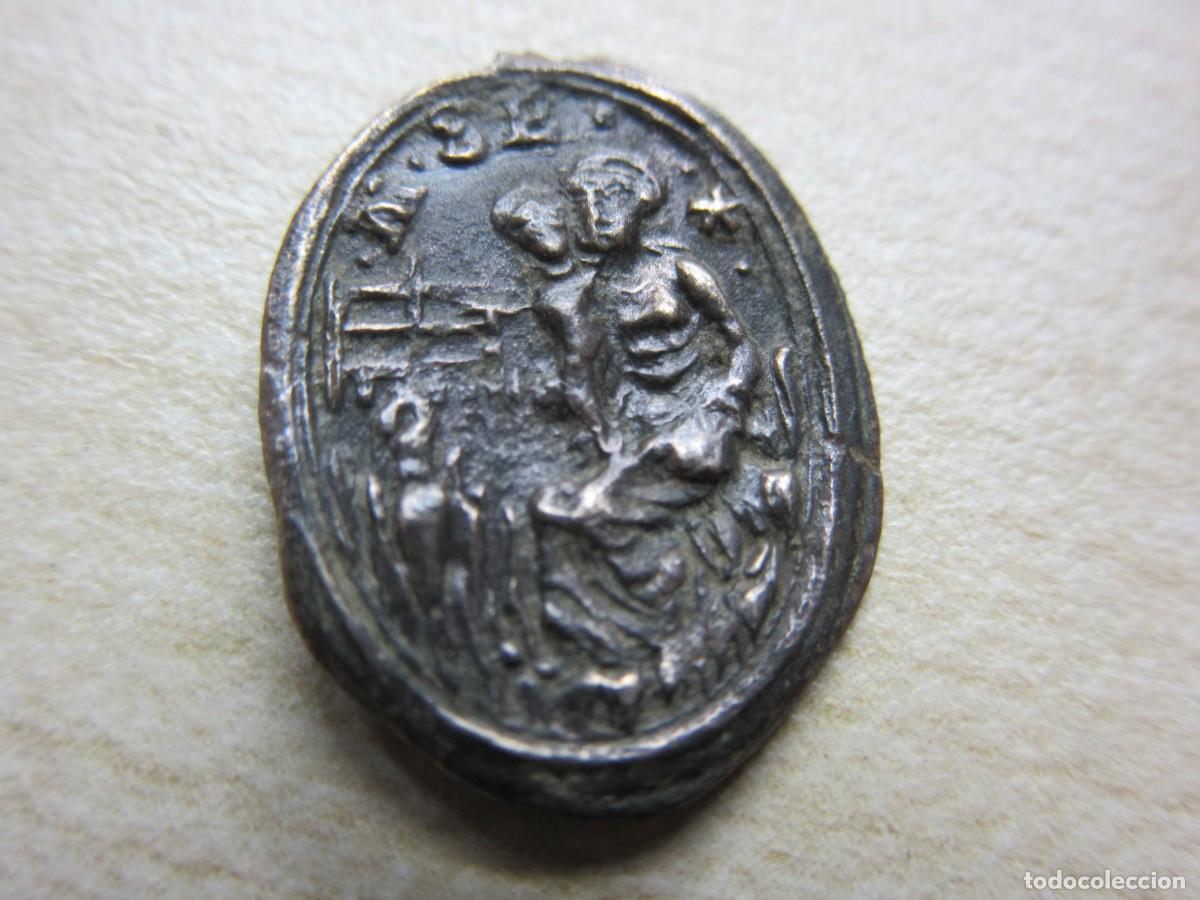 Oggetti Antichi: Bonita medalla de la Virgen de Monserrat y San Benito S XVIII Medidas 1,8 x 1,4 cm