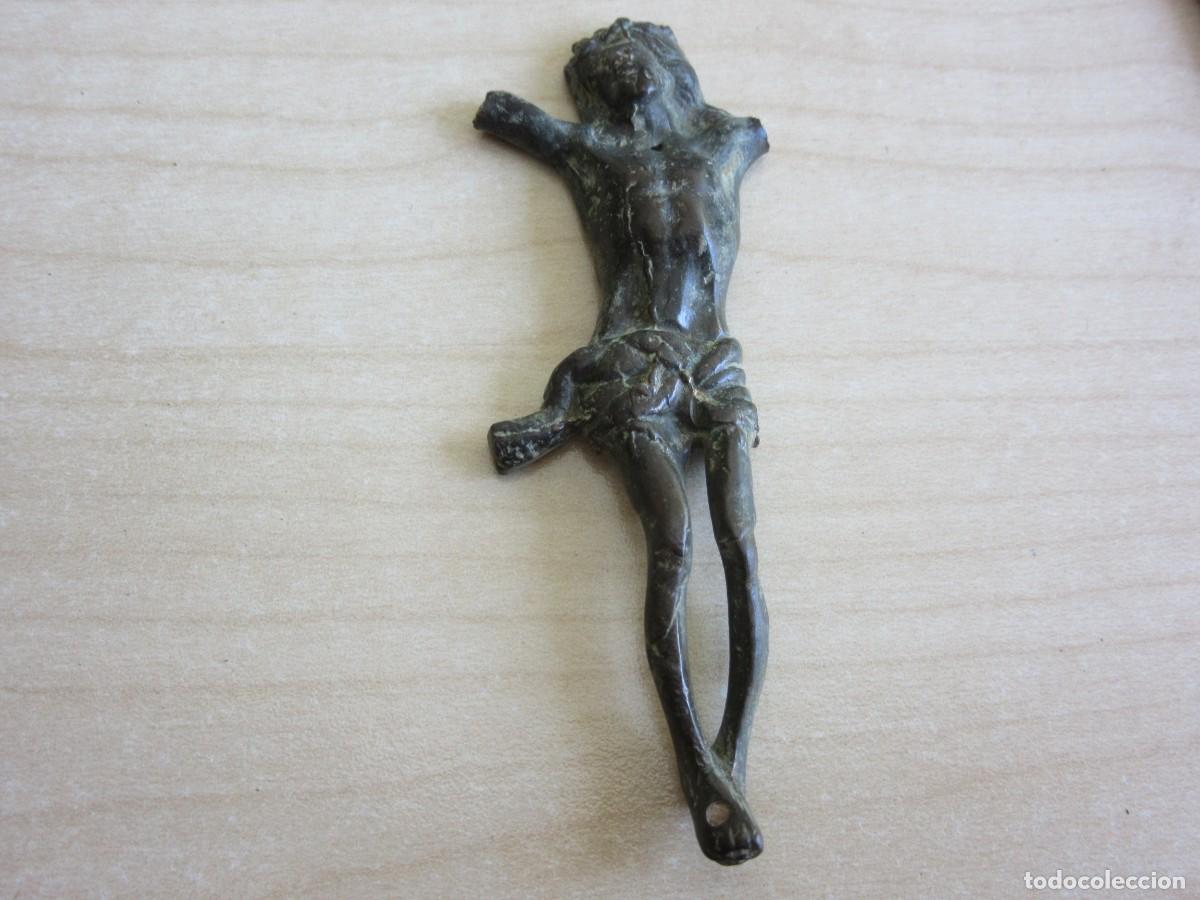 Antig&uuml;edades: Antiguo Cristo de bronce Medidas 7,7 cm