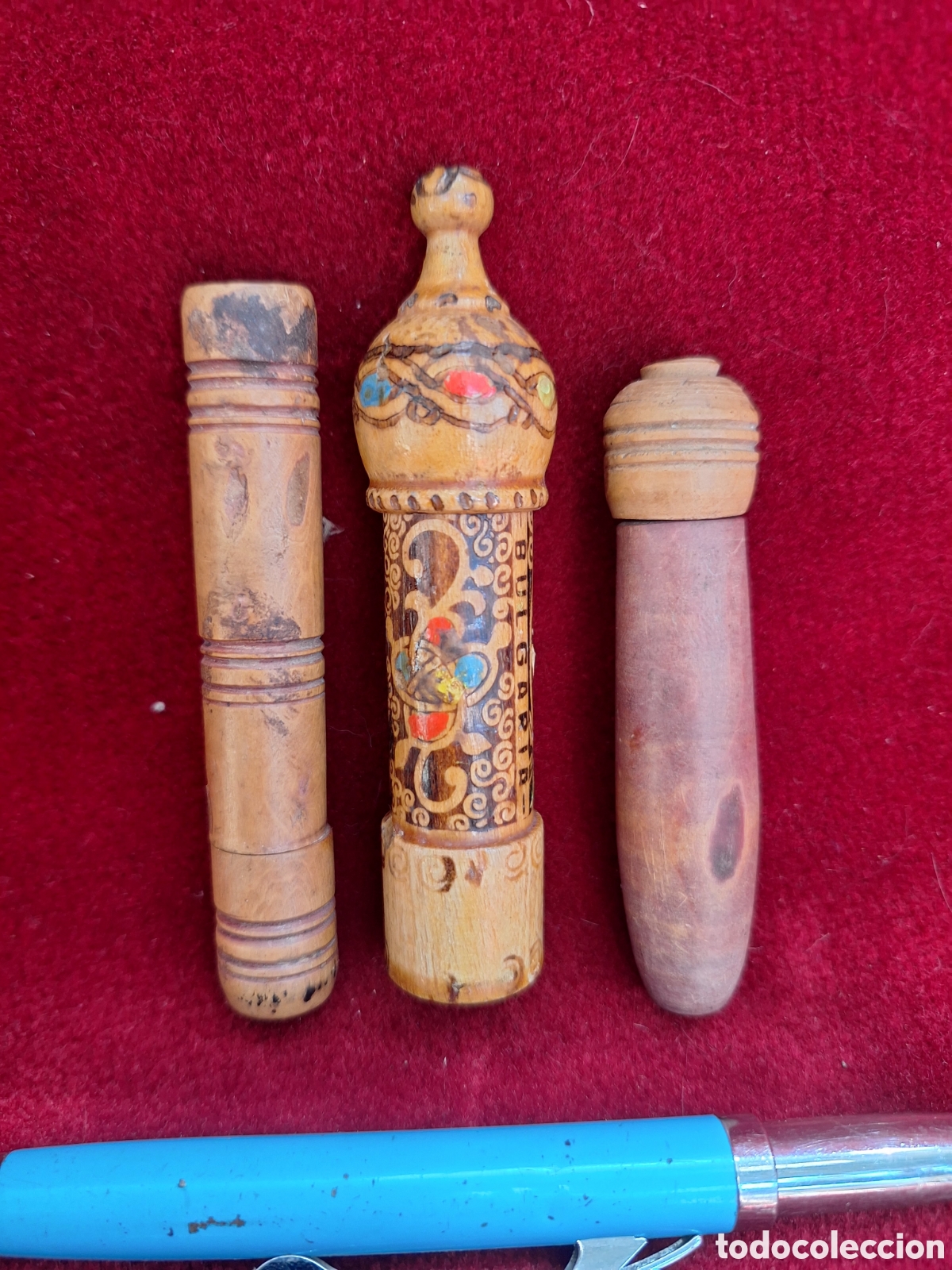 Oggetti Antichi: Lote 3 antiguos alfileteros de madera! 2 portaagujas y un perfumero.