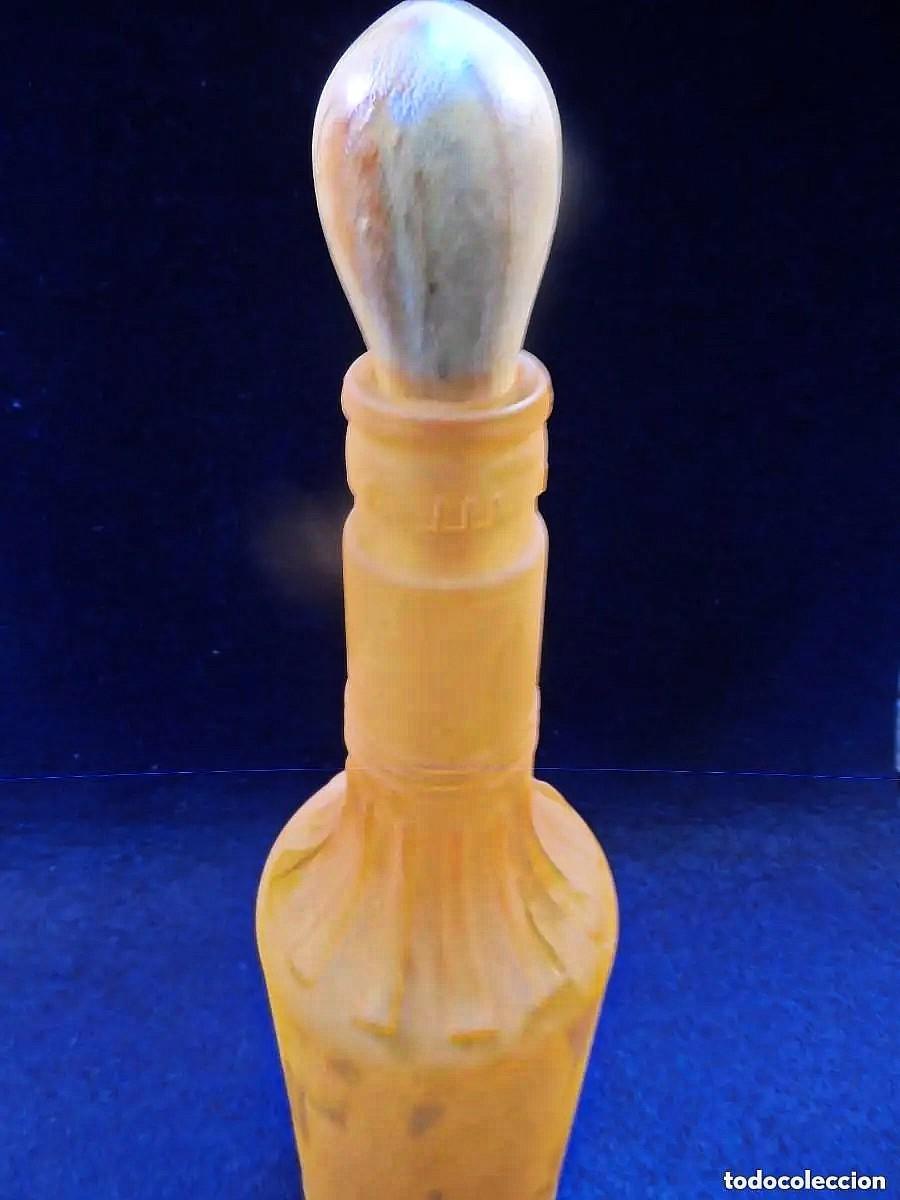 Antig&uuml;edades: BOTELLA DECORATIVA EN CRISTAL NARANJA CON TAPON DE MADERA. MED 32.X 8 CMS. ANTIGUA