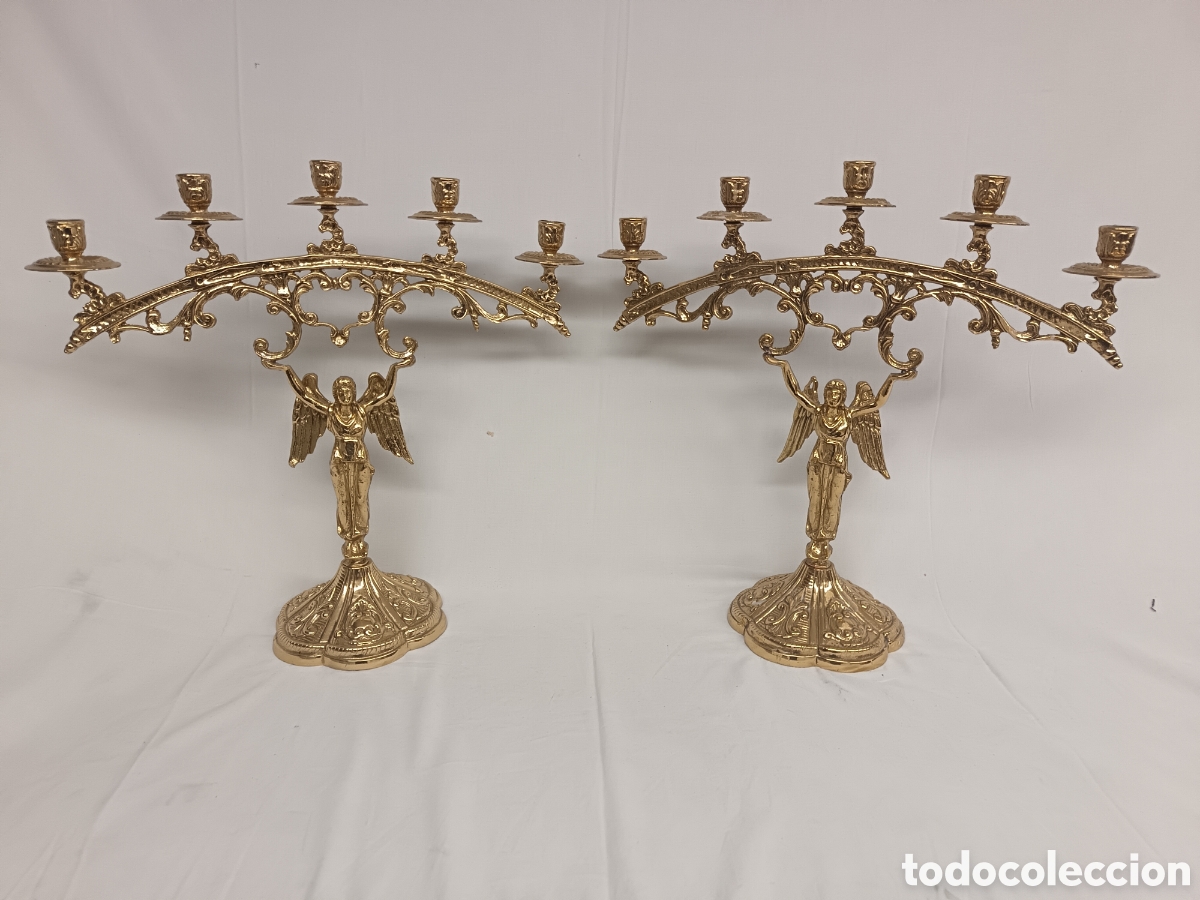 Antig&uuml;edades: PAREJA DE CANDELABROS DE ALTAR, LAT&Oacute;N DORADO, IGLESIA, LITURGIA, CON ANGELES