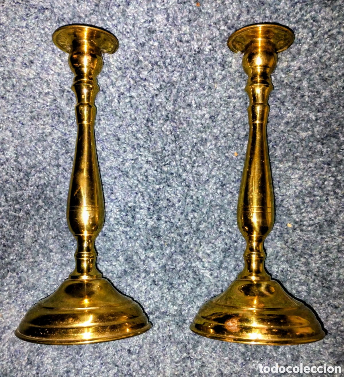 Antig&uuml;edades: DOS CANDELEROS LIT&Uacute;RGICOS de lat&oacute;n bronceado DORADOS en BUEN ESTADO con se&ntilde;ales de uso normales.