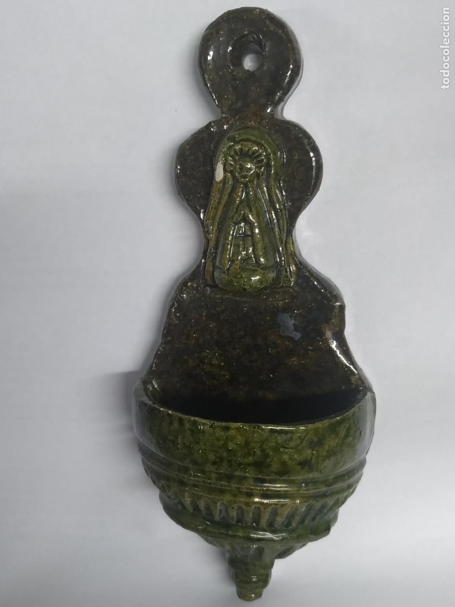 Antig&uuml;edades: Benditera cer&aacute;mica de Bu&ntilde;o (Coru&ntilde;a) con virgen en relieve