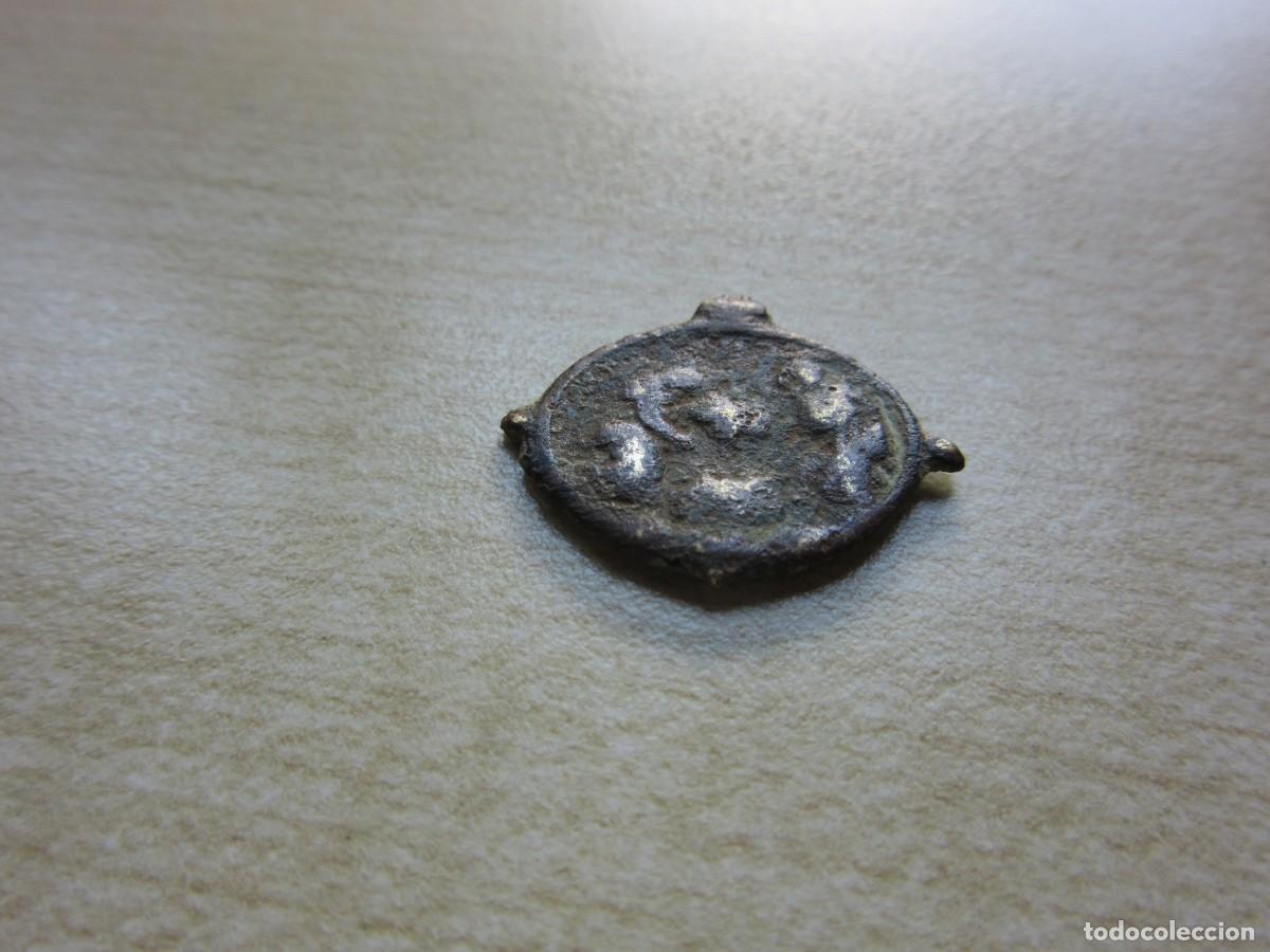 Antig&uuml;edades: Curiosa medalla de bronce S XVII con el nacimiento y la huida a Egipto Medidas 2 x 1,6 cm