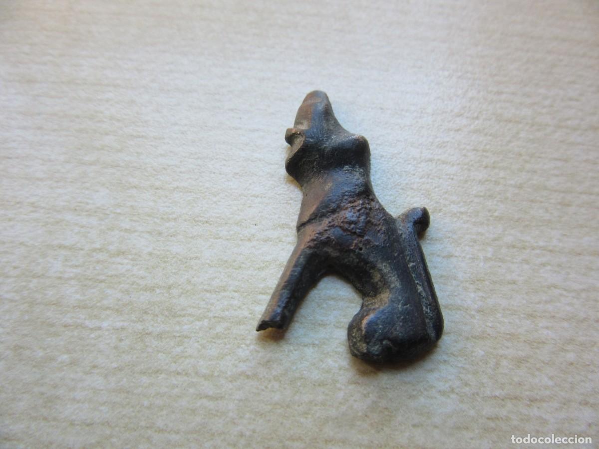 Antiques: Placa de bronce con forma de perro aullando Posible S XIX o principios XX Medidas2,9 x 1,7cm