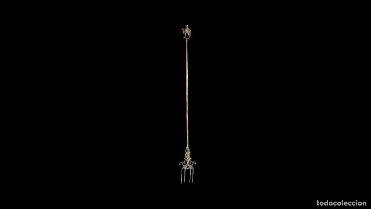 Antig&uuml;edades: Gran tenedor decorativo F. Valenti Barcelona &ndash; Metal plateado cincelado a mano, 1895