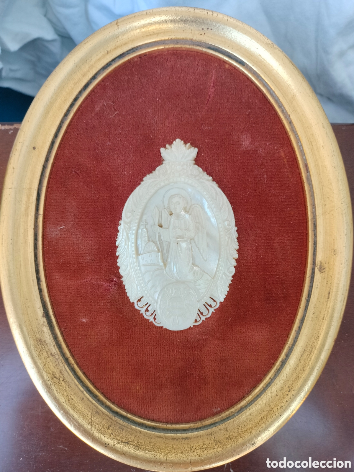 Antig&uuml;edades: Cuadro ornamental de tem&aacute;tica religiosa con placa de n&aacute;car sobre terciopelo