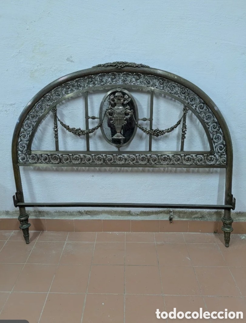 Antig&uuml;edades: Cama vintage, metal y espejo.