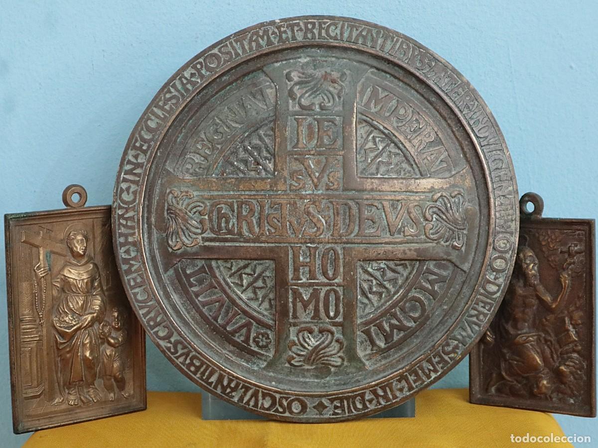 Antig&uuml;edades: Cruz de la indulgencia. Placa de bronce datada en 1901. Mide 19 cm de di&aacute;metro.