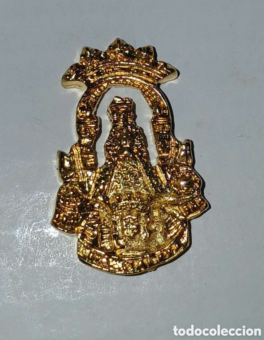 Antig&uuml;edades: INSIGNIA HERMANDAD ROCIO LA CALETA MALAGA BA&Ntilde;O ORO 22 KILATES LAMINADO. EL CORREO 1994