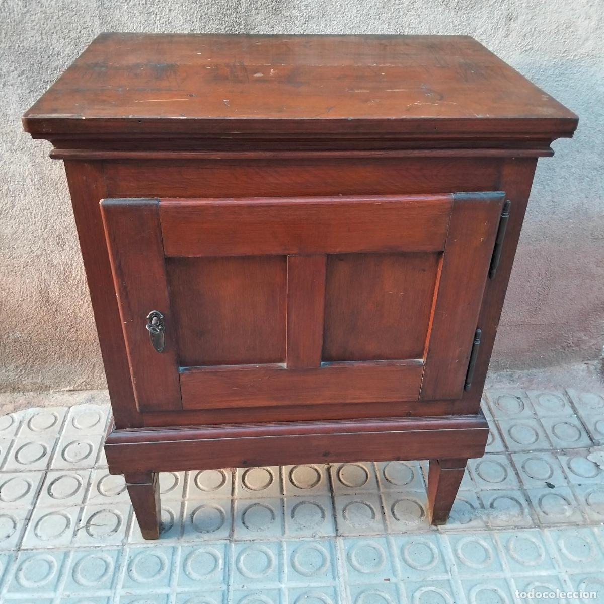 Antiquit&eacute;s: Nevera, fresquera o fermentadora de madera con puerta de los a&ntilde;os 30-40 estilo industrial