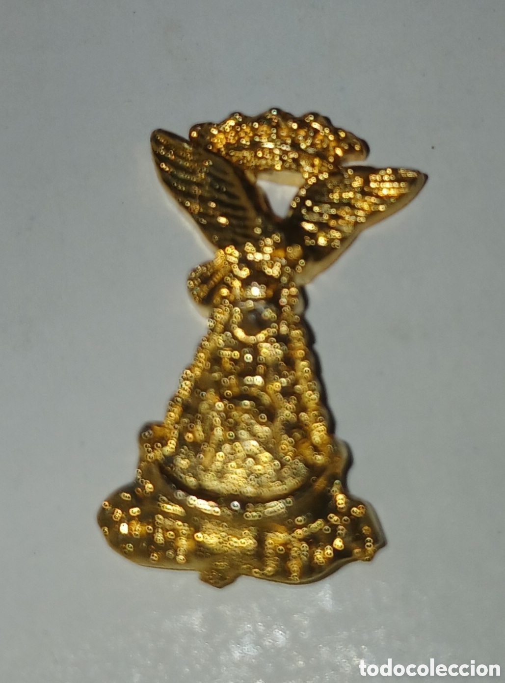 Antig&uuml;edades: INSIGNIA HERMANDAD ROCIO CERRO DEL &Aacute;GUILA SEVILLA BA&Ntilde;O ORO 22 KILATES LAMINADO. EL CORREO 1994