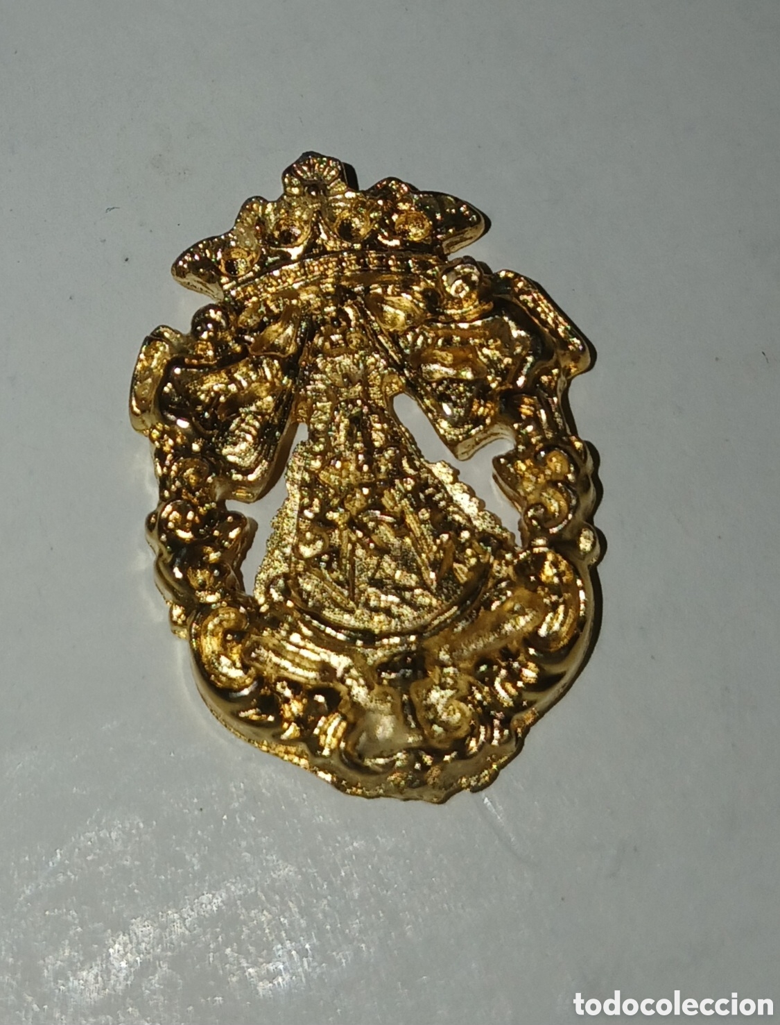 Antig&uuml;edades: INSIGNIA HERMANDAD ROCIO ALMENSILLA SEVILLA BA&Ntilde;O ORO 22 KILATES LAMINADO. EL CORREO 1994