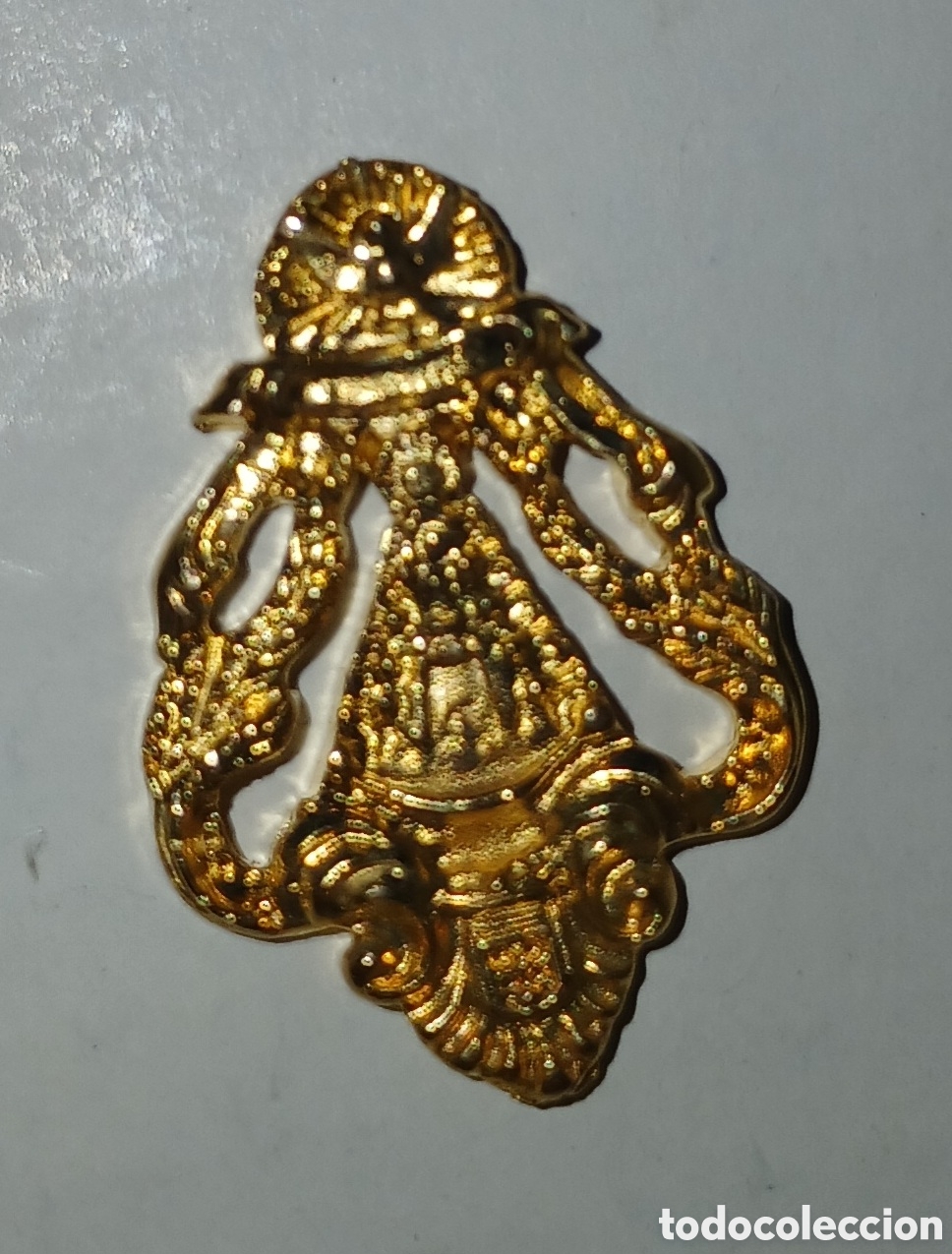 Antig&uuml;edades: INSIGNIA HERMANDAD ROCIO JA&Eacute;N BA&Ntilde;O ORO 22 KILATES LAMINADO. EL CORREO 1994